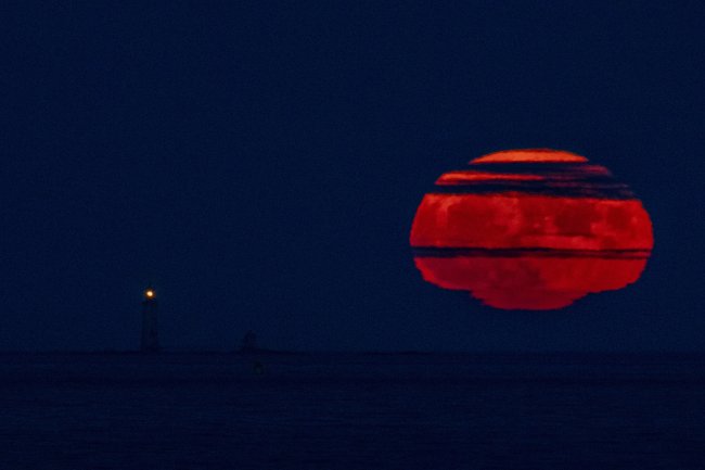 Fotos impressionantes da maior Superlua de 2022, que rolou nesta quarta (13) Superlua em Revere, Massachusetts, nos EUA