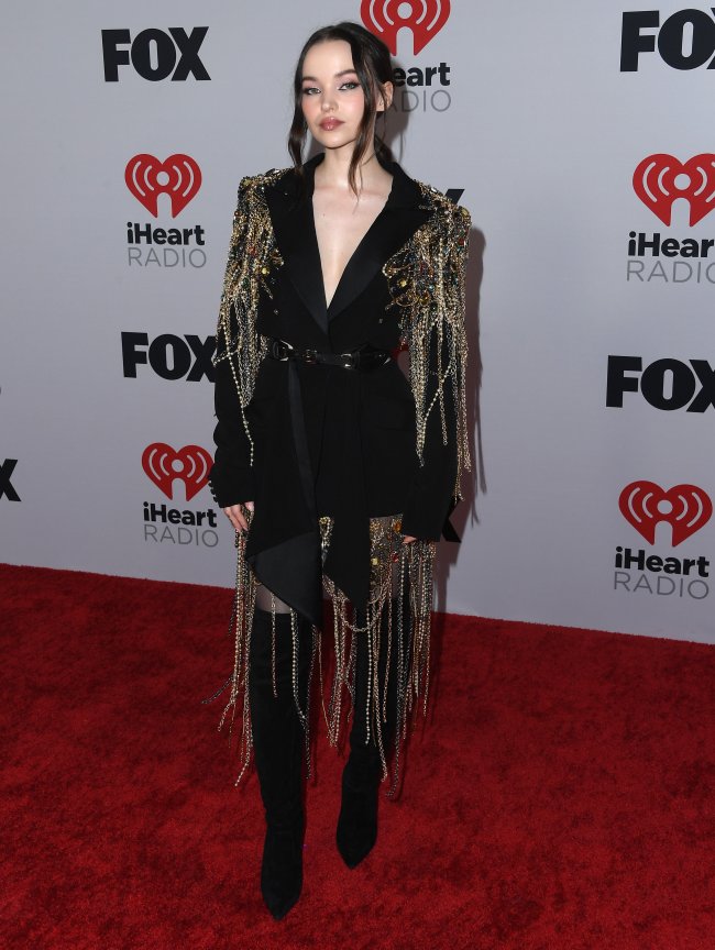 look-all-black-dove-cameron Dove Cameron com look all black com aplicações de brilhos