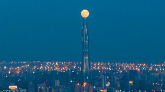 Fotos impressionantes da maior Superlua de 2022, que rolou nesta quarta (13) Superlua em Tianjin, na China