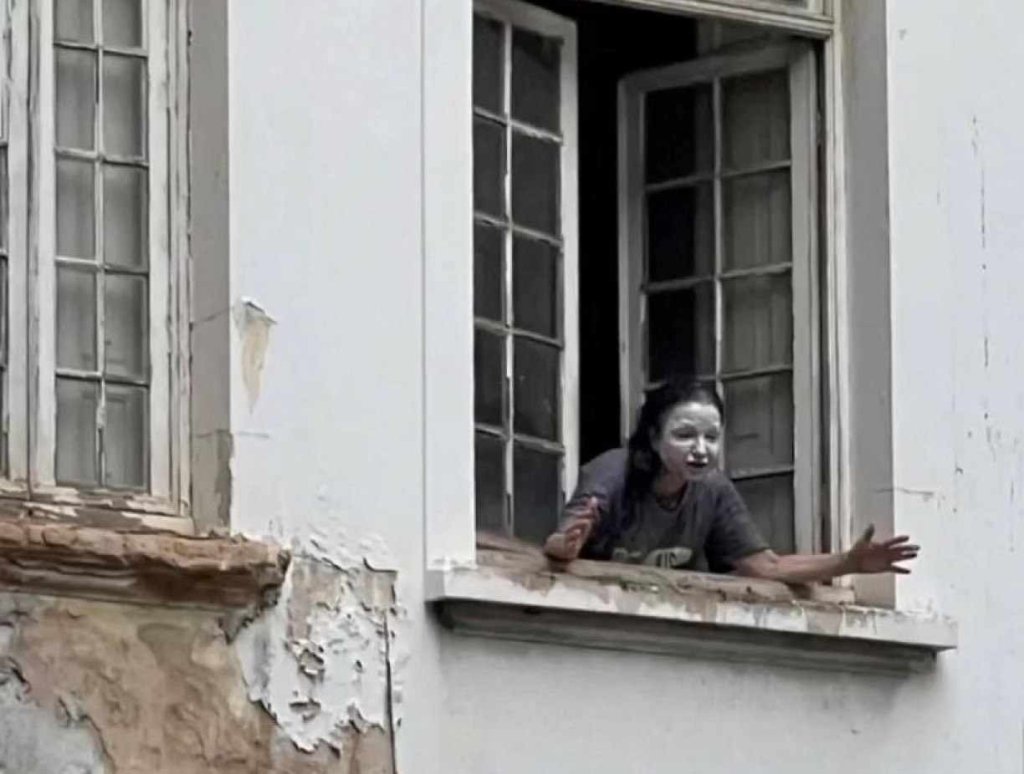 Foto de Margarida Bonetti, a Mulher da Casa Abandonada. Ela é branca e usa uma espessa camada de pomada branca no rosto