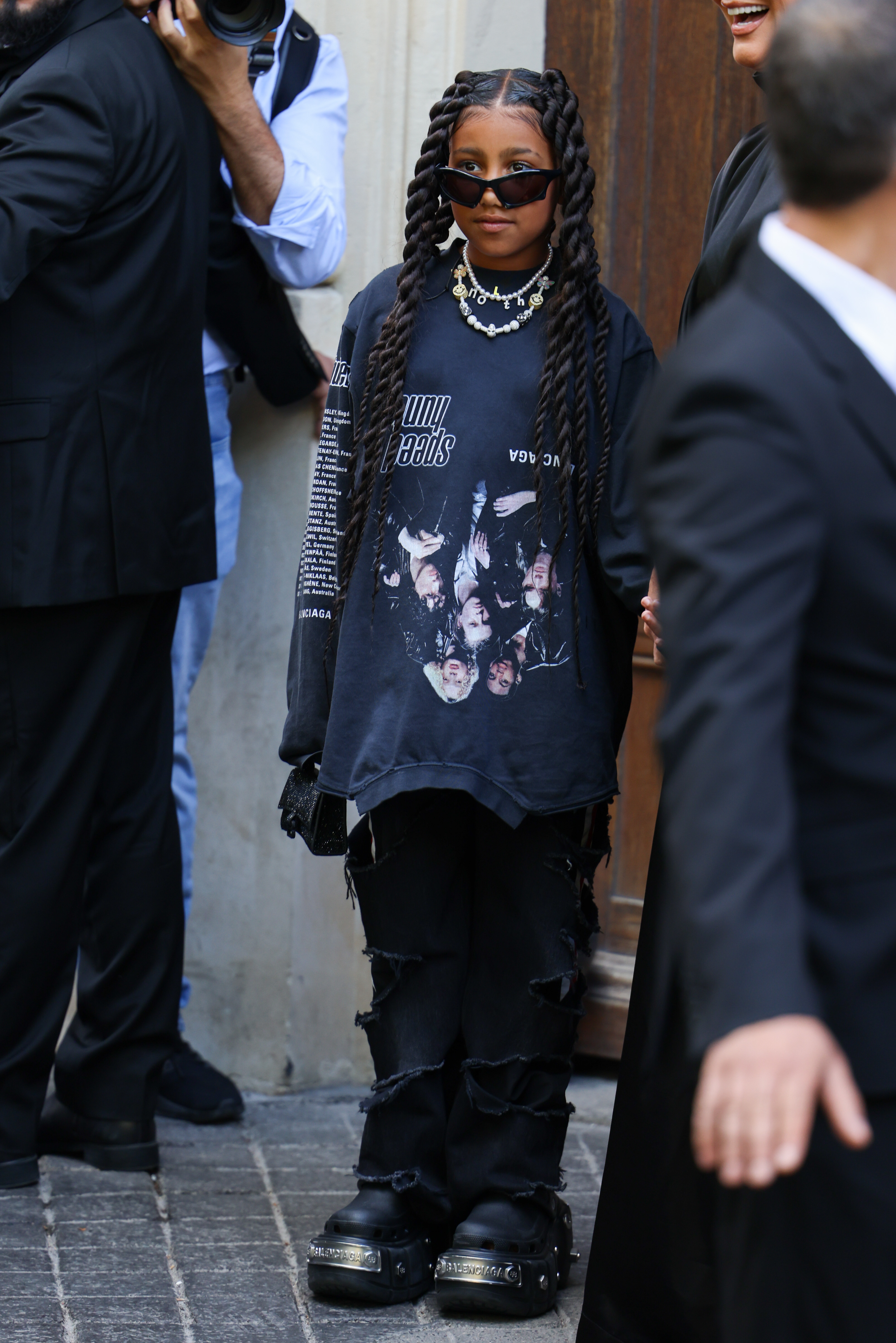 Balenciaga: Outside Arrivals – Paris Fashion Week – Haute Couture Fall Winter 2022 2023 North West no desfile da Balenciaga na semana de alta-costura em Paris