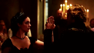reign Gif de duas pessoas dançando valsa