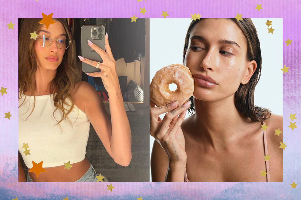 Montagem com fundo em degradê nos tons de roxo e azul de duas fotos de Hailey Bieber com a famosa glazed donut nails, esmaltação com cobertura bem similar ao glacê dos donuts estadunidenses.