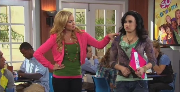 sunny-entre-estrelas Duas meninas lado a lado em um refeitório