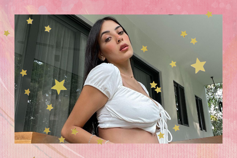 Montagem com foto de Sabina Hidalgo em fundo rosa com estrelinhas douradas