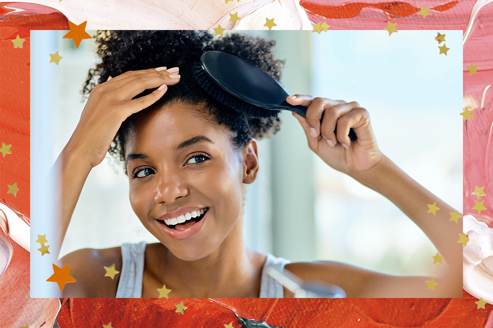 Montagem em fundo com texutra vermelha, laranja, rosa e branca com estrelinhas douradas de foto de jovem penteando seu cabelo cacheado com uma escova.