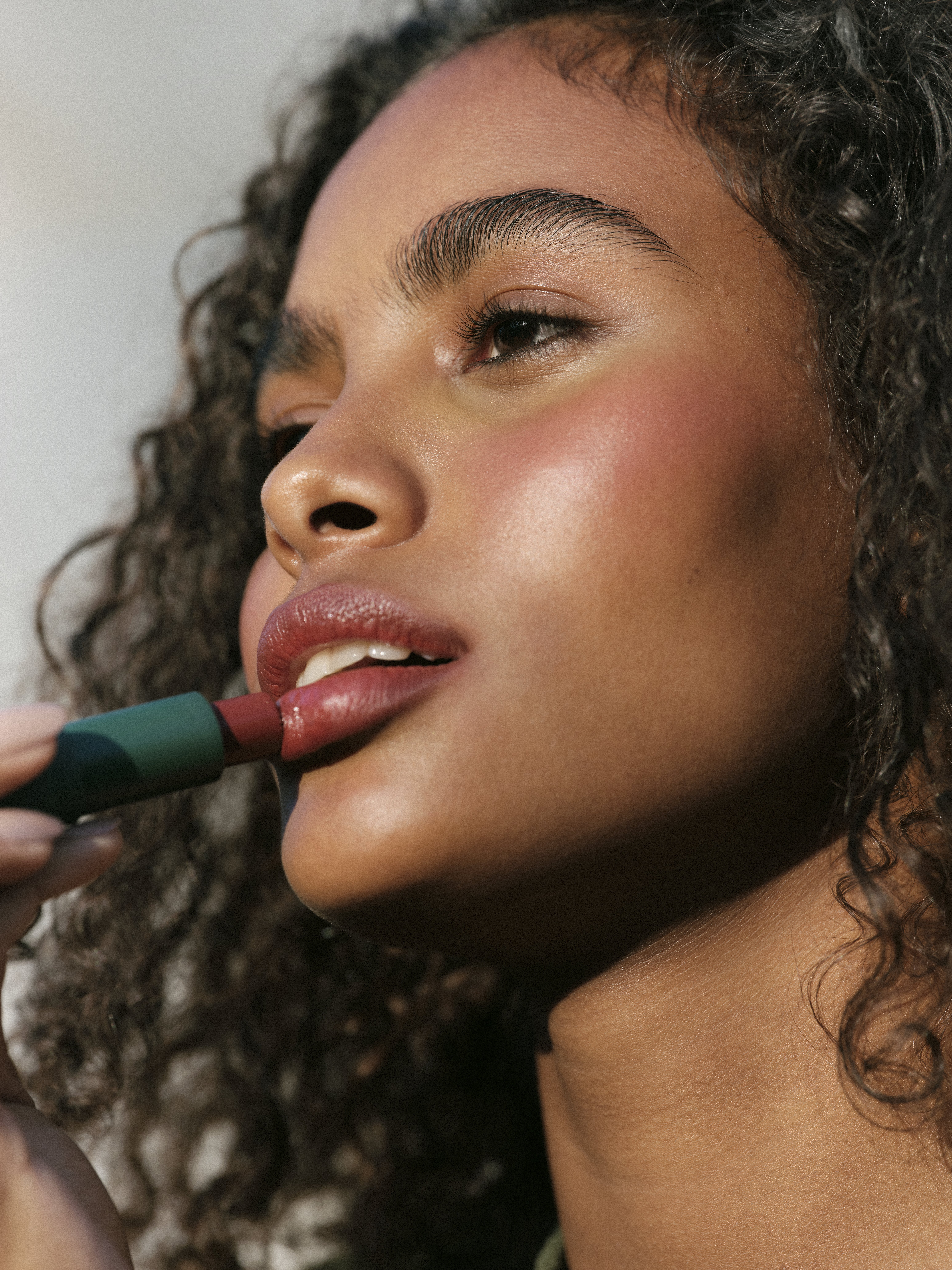 vic-beaute-marca-maquiagem-vic-ceridono Garota passando balm nos lábios