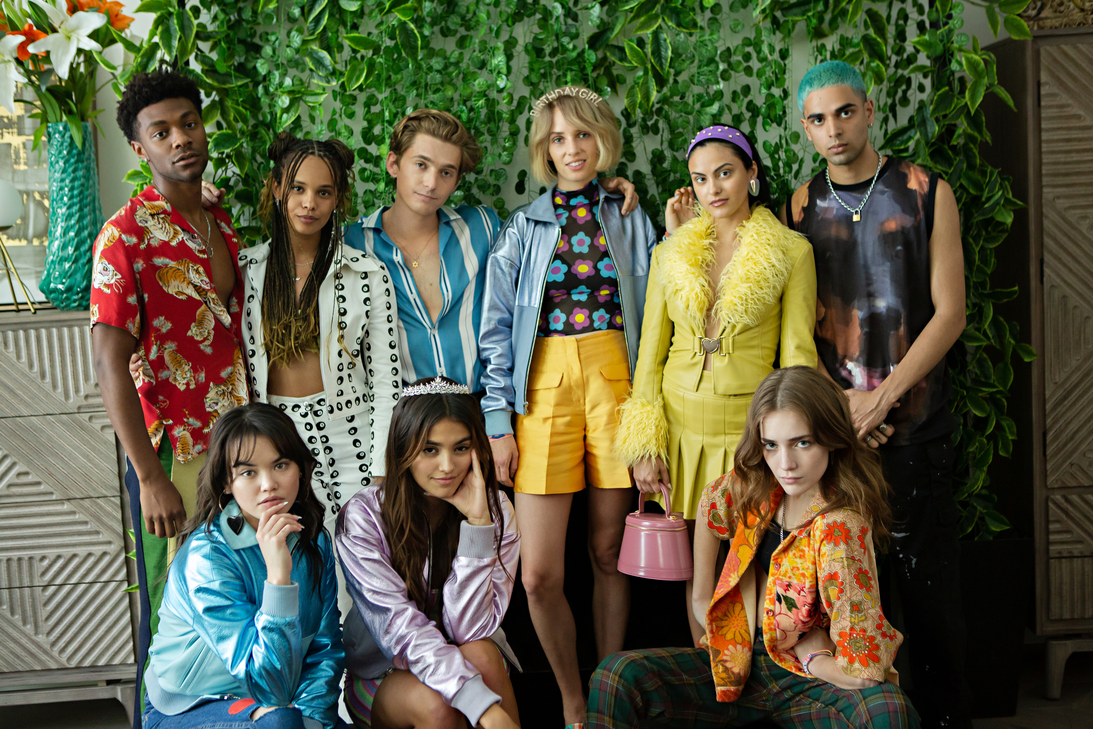 Imagem mostra, da esquerda para direita, Jonathan Daviss como Elliot, Alisha Boe como Tara, Austin Abrams como Max, Maya Hawke como Eleanor, Camila Mendes como Drea, Rish Shah como Russ (L-R Bottom) Paris Berelc como Meghan, Maia Reficco como Montana e Talia Ryder como Gabbi no set de Do Revenge (Justiceiras), da Netflix.