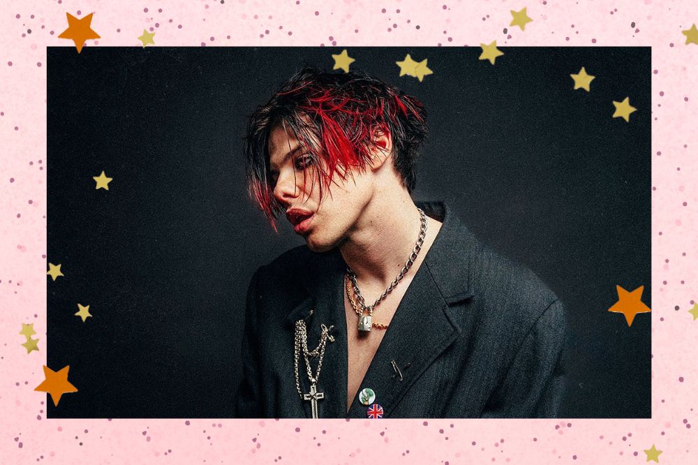 Capa do terceiro álbum do cantor Yungblud, onde ele posa olhando para baixo e usando blazer preto.