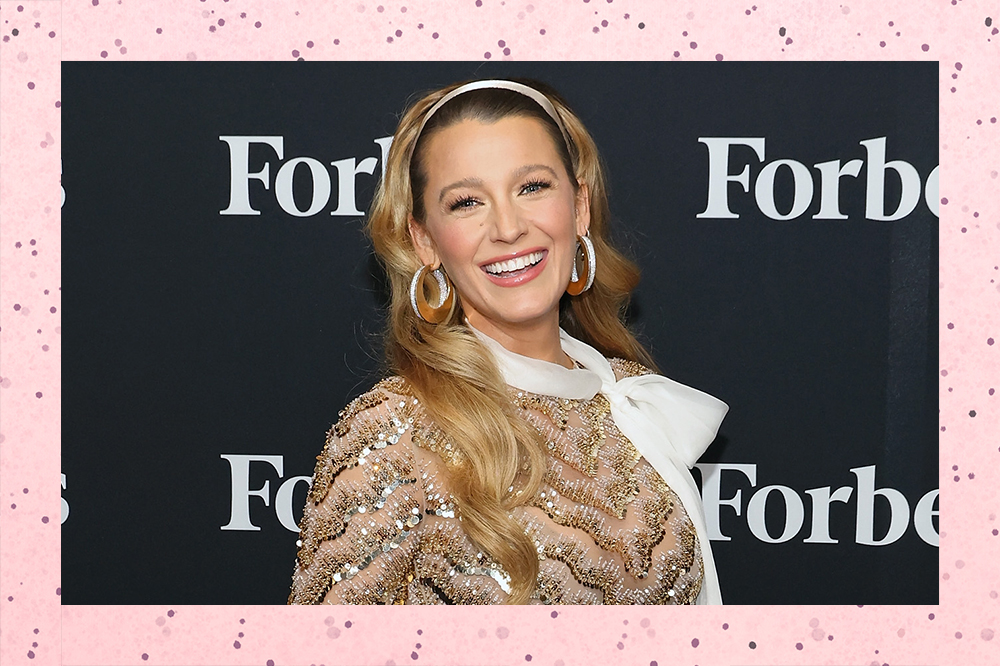 Montagem de foto de Blake Lively sorrindo em fundo rosa com bolinhas