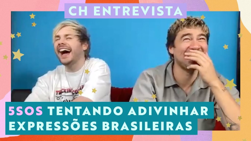 Foto de Michael Clifford e Calum Hood, integrantes da banda 5 Seconds of Summer, dando risada em entrevista à CAPRICHO. Fundo da montagem é rosa, laranja, lilás e amarelo.