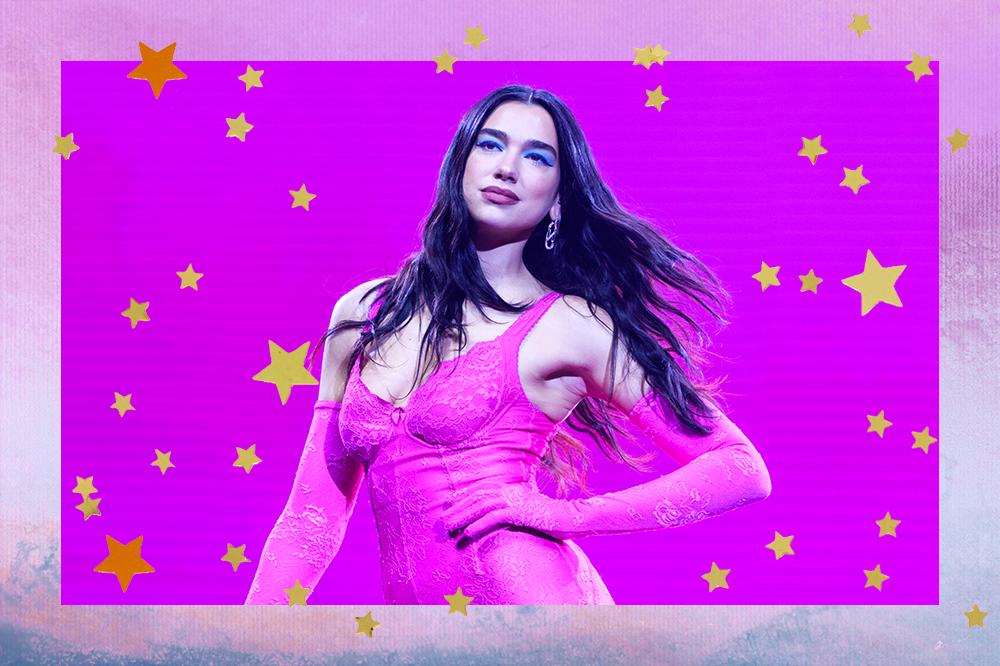 Dua Lipa em show da turnê Future Nostalgia usando macacão rosa de renda com luvas combinando, mão na cintura e segurando o microfone com expressão facial séria. A montagem tem fundo degradê lilás e azul e estrelinhas douradas e laranjas