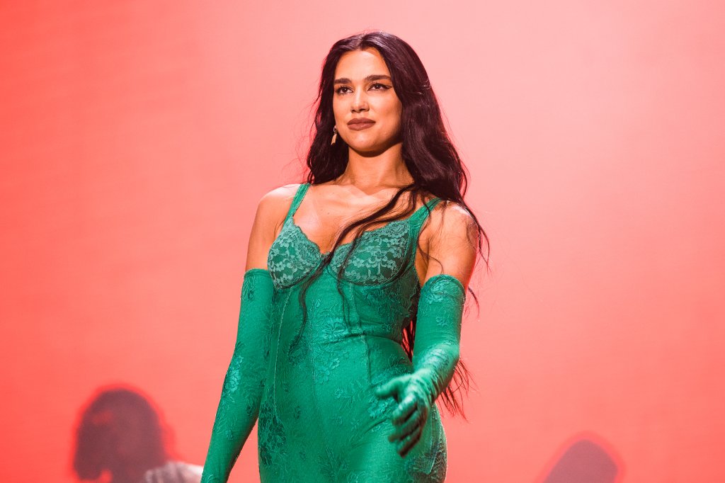 Dua Lipa em show da turnê Future Nostalgia em São Paulo usando macacão verde. Montagem em fundo vermelho e verde com estrelinhas douradas