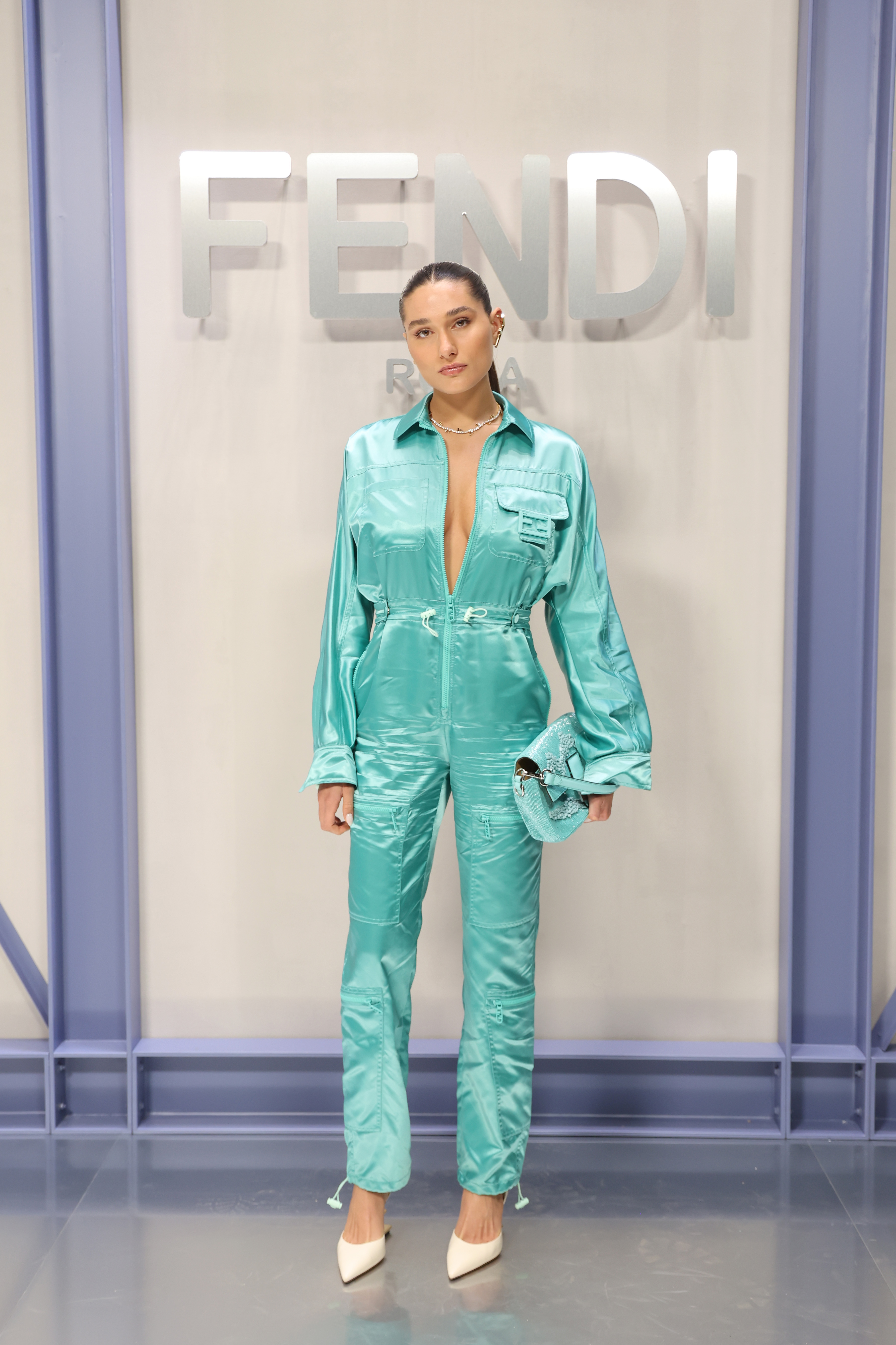 Fendi Spring Summer 2023- Milan Fashion Week – arrivals Sasha Meneghel no desfile de primavera-verão 2023 da Fendi na semana de moda de Milão usando macacão azul turquesa