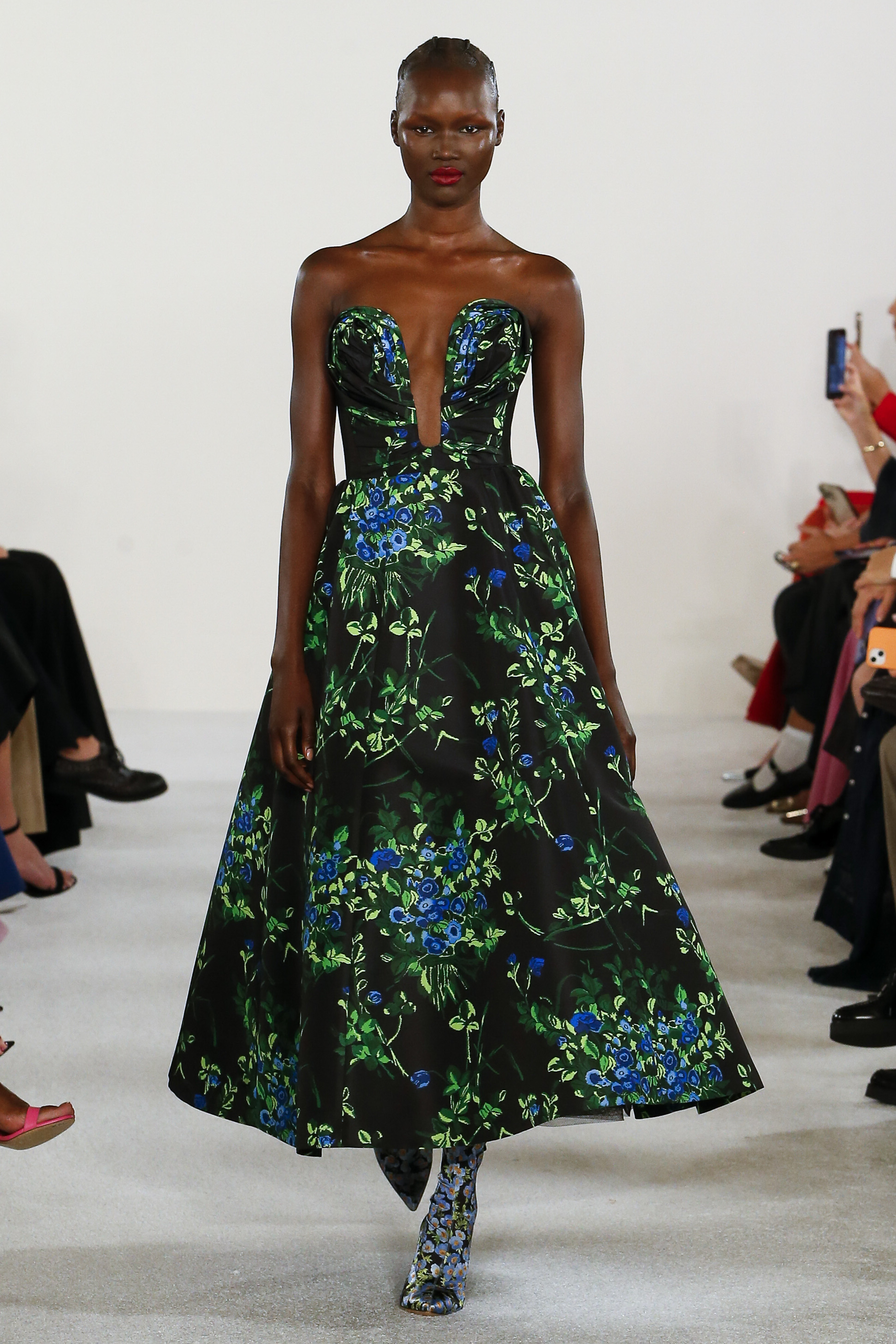 Carolina Herrera – Runway – Spring/Summer 2023 New York Fashion Week Desfile de primavera-verão 2023 da Carolina Herrera na semana de moda de Nova York. Modelo usando vestido longo e sem alças com estampa floral de fundo escuro