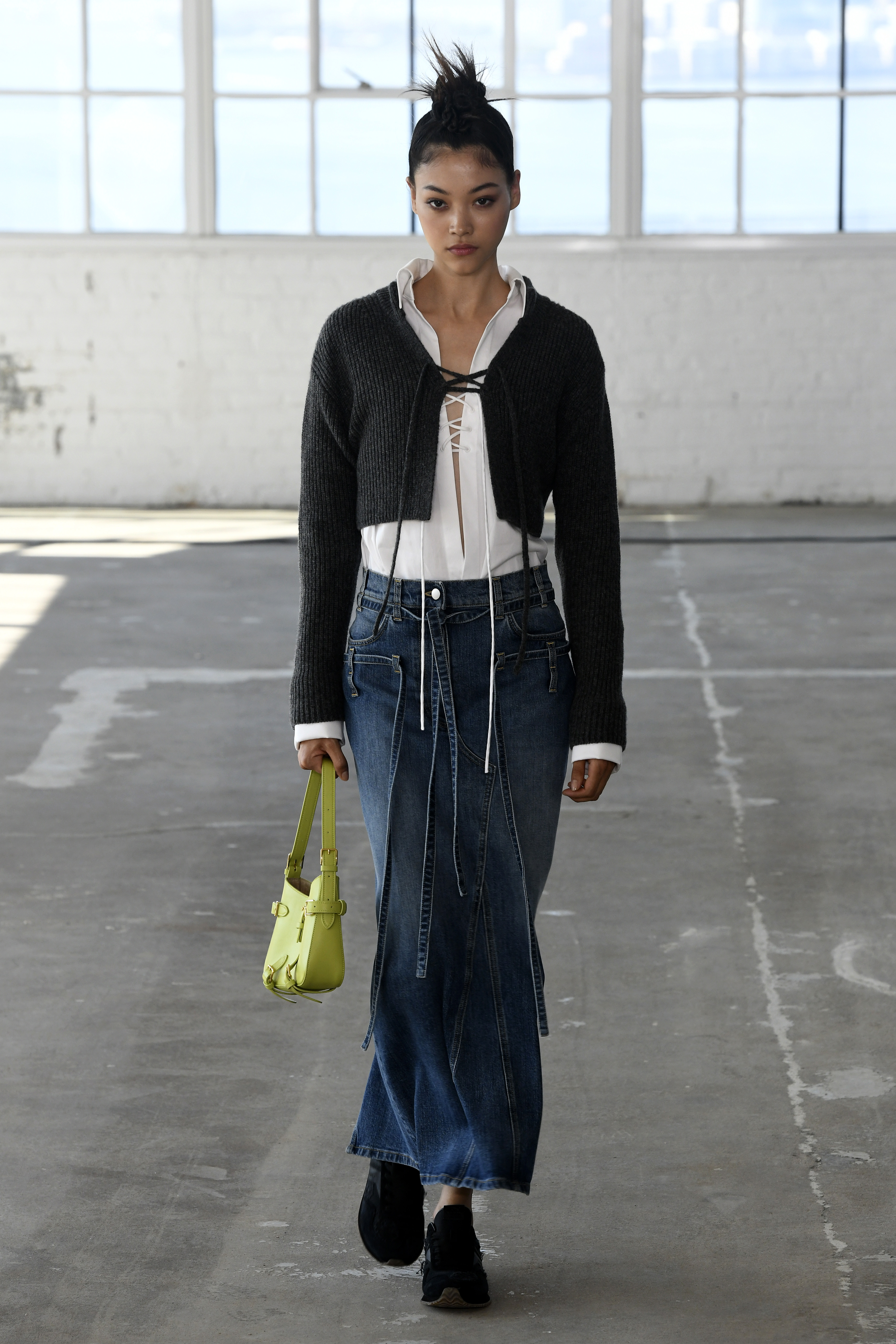 Desfile da Altuzarra na semana de moda de Nova York. Modelo usando cardigan preto e saia jeans longa