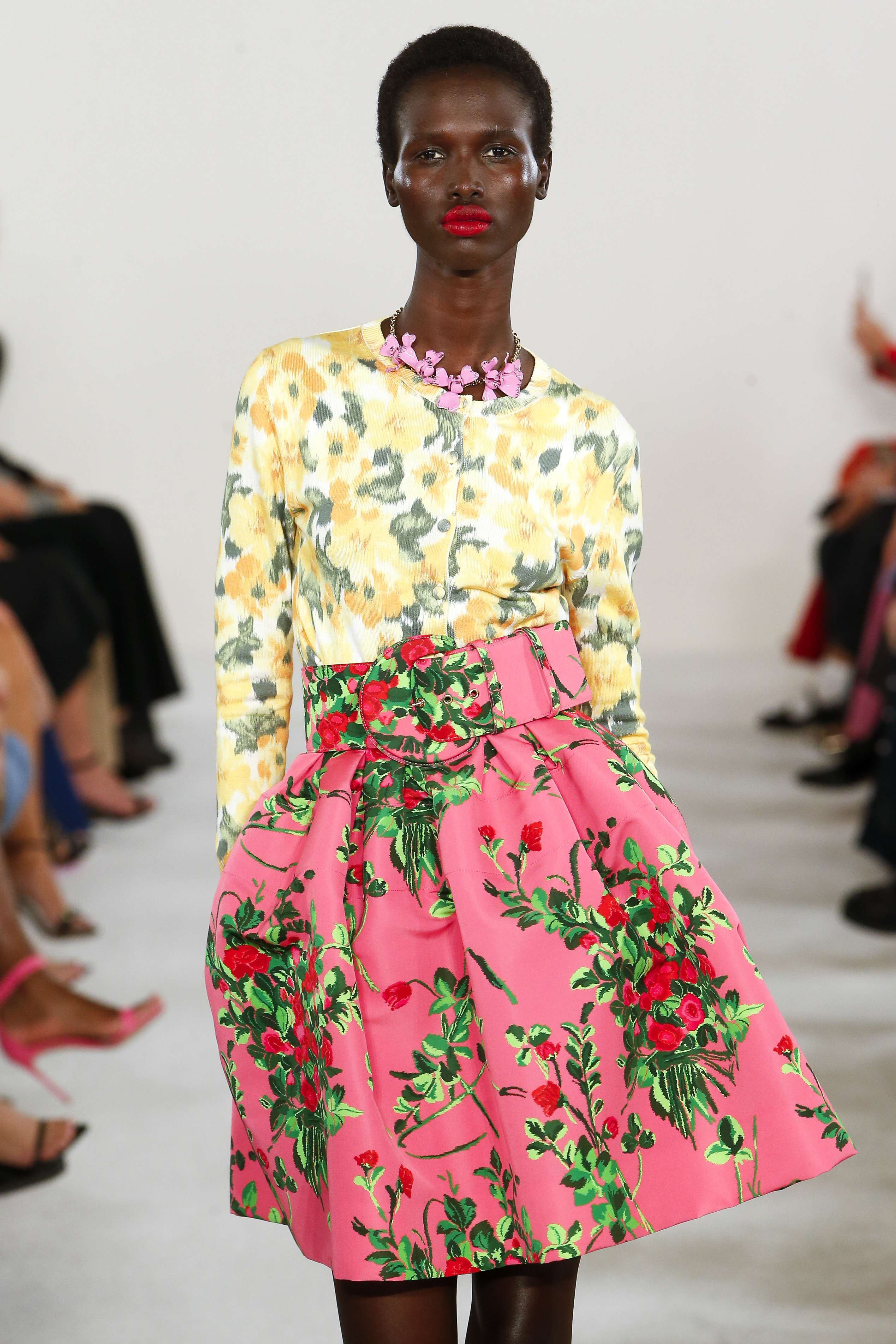 Carolina Herrera – Runway – Spring/Summer 2023 New York Fashion Week Desfile de primavera-verão 2023 da Carolina Herrera na semana de moda de Nova York. Modelo usando blusa floral amarela e verde com saia floral rosa e vermelha