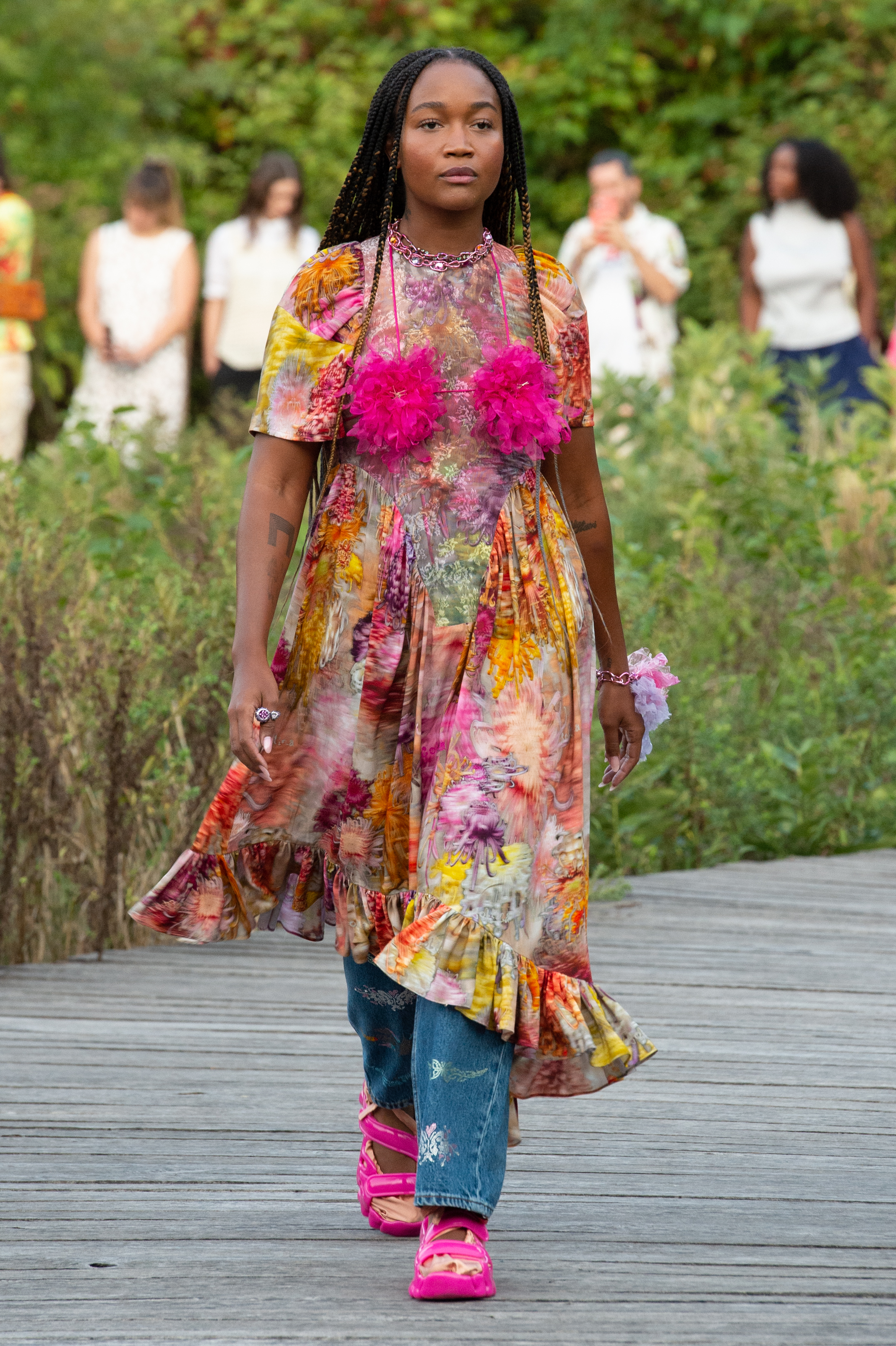 Collina Strada – Runway – September 2022 New York Fashion Week: The Shows Desfile de primavera-verão 2023 da Collina Strada na semana de moda de Nova York. Modelo usando vestido floral por cima de calça jeans