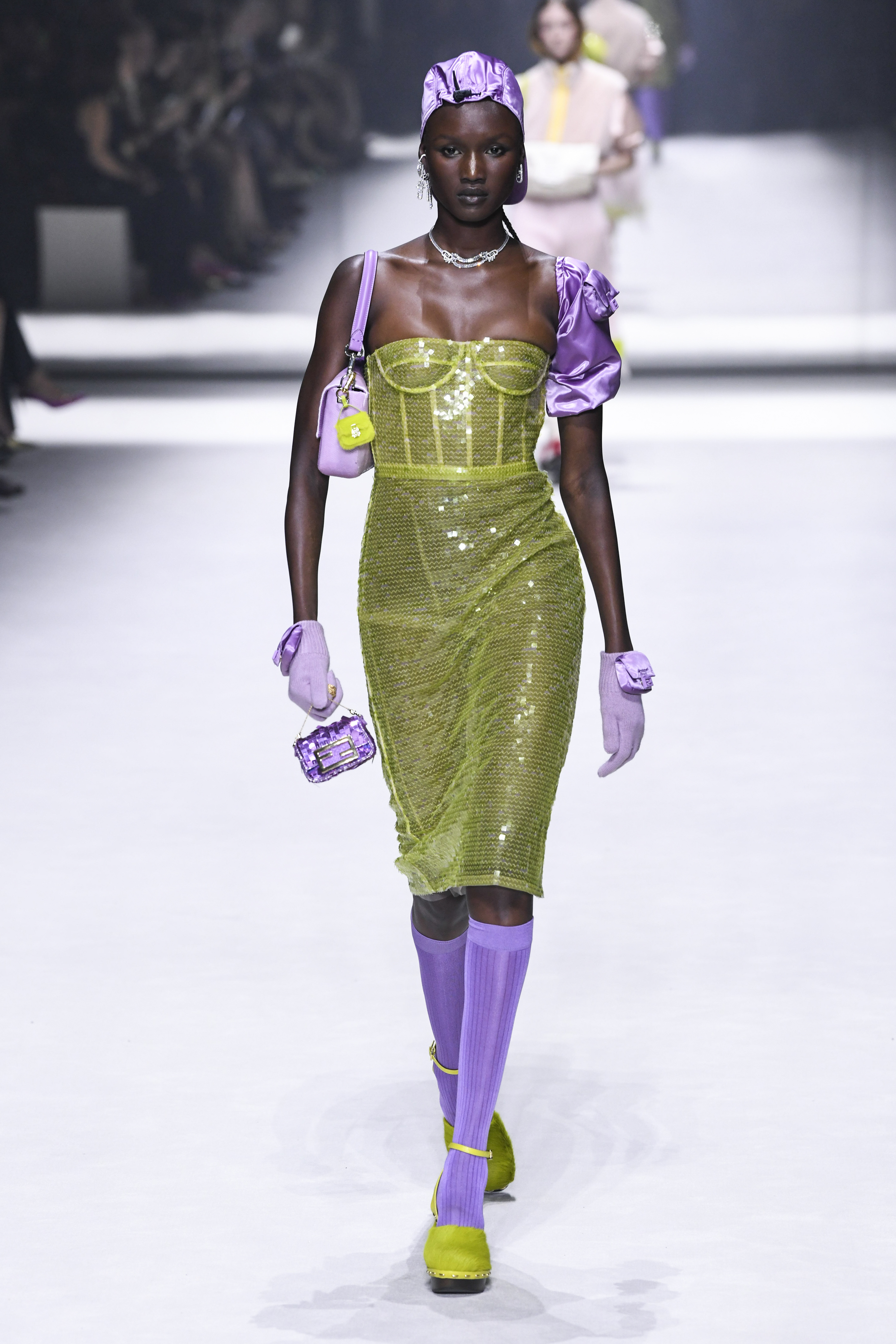 Fendi – Runway – Spring/Summer 2023 New York Fashion Week Desfile de primavera-verão 2023 da Fendi na semana de moda de Nova York. Modelo usando vestido de brilhos verde e luvas, meias e bolsa lilás