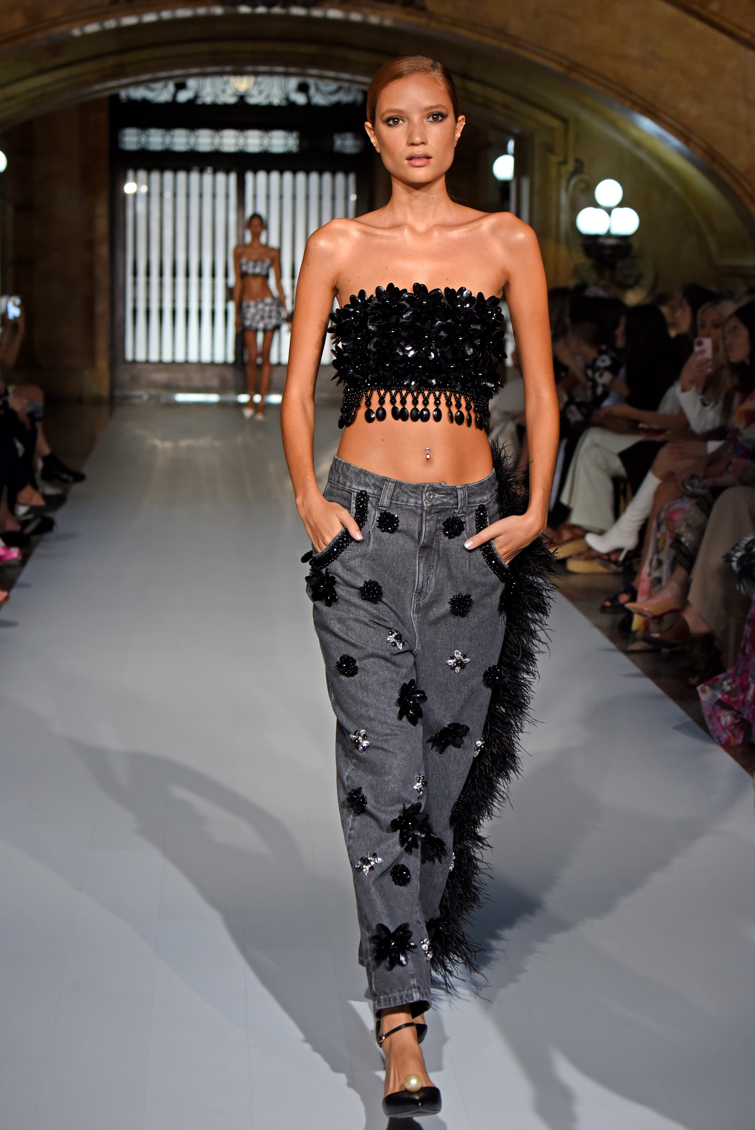 PatBo – Runway – September 2022 New York Fashion Week: The Shows Desfile de primavera-verão 2023 da PatBo na semana de moda de Nova York. Modelo usando top preto e calça jeans escura com aplicações em preto