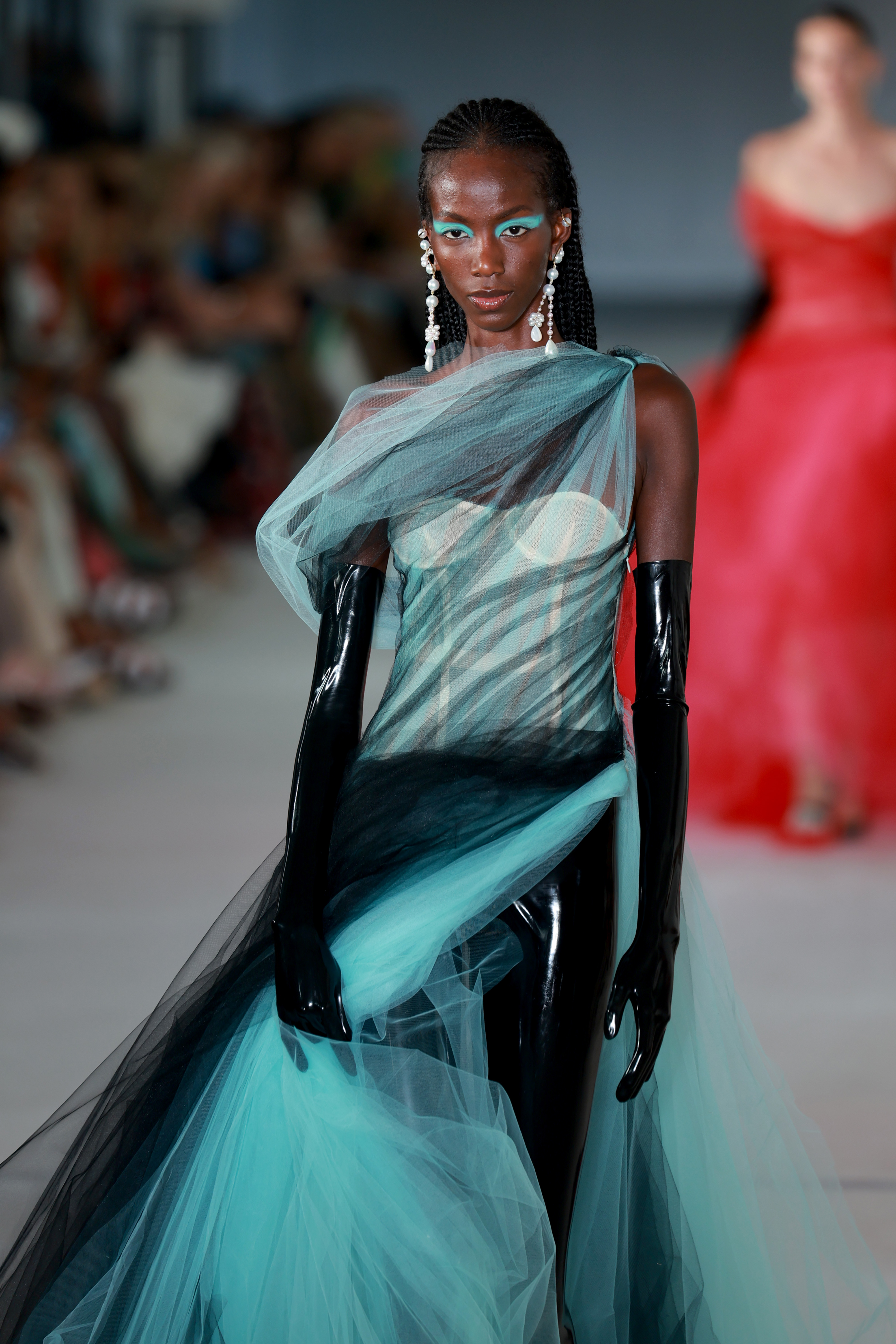 Prabal Gurung – Runway – September 2022 New York Fashion Week: The Shows Desfile de primavera-verão 2023 da Prabal Gurung na semana de moda de Nova York. Modelo usando vestido de tule azul com luvas pretas de vinil