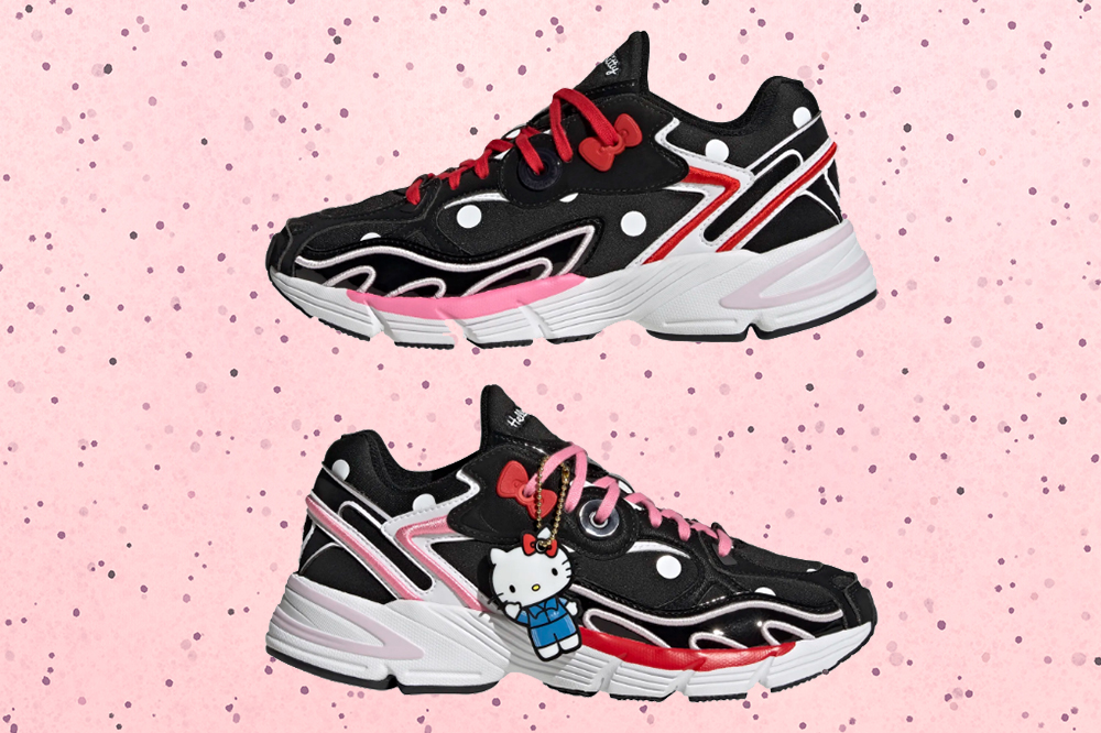 Tênis Astir da coleção da Adidas com a Hello Kitty em fundo rosa com bolinhas