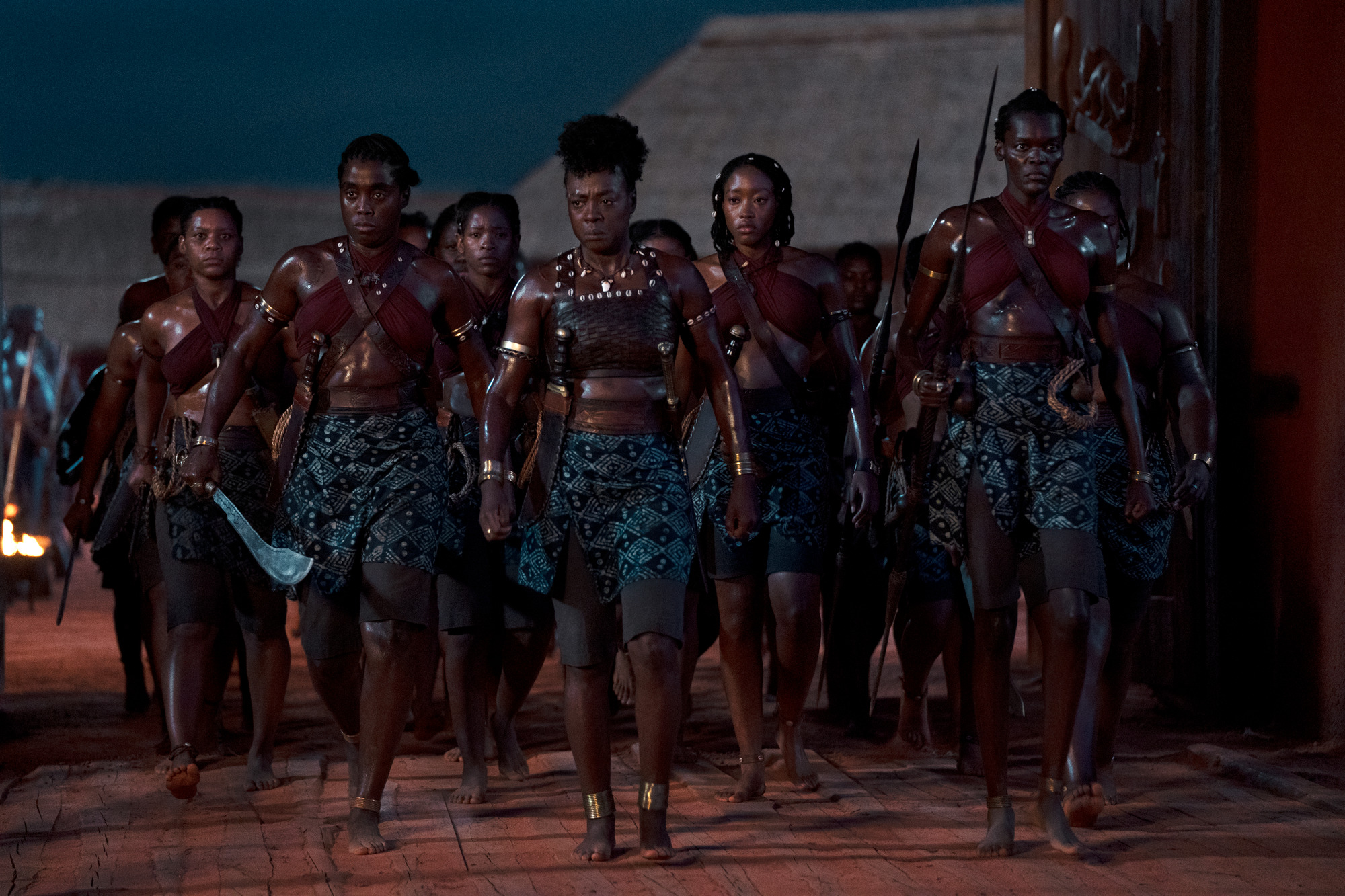 2470911 – THE WOMAN KING Imagem mostra, na primeira fila, da esquerda para direita, Lashana Lynch como Izogie, Viola Davis como Nanisca, Shelia Atim como Amenza. Na segunda fila, Sisipho Mbopa, Lone Motsomi e Chioma Umeala como Tara.