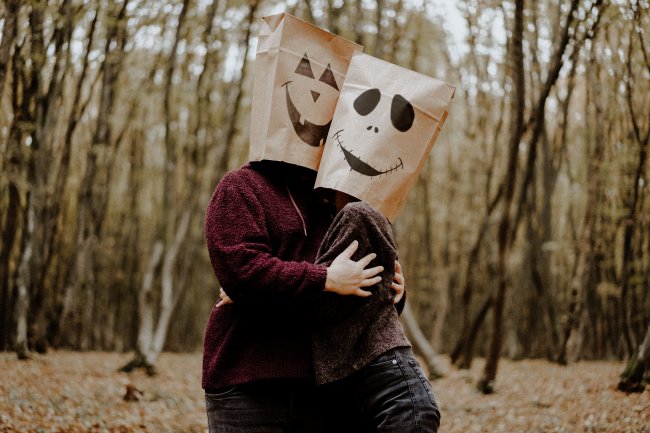 Casal usa máscara feita de saco de pão para o Halloween