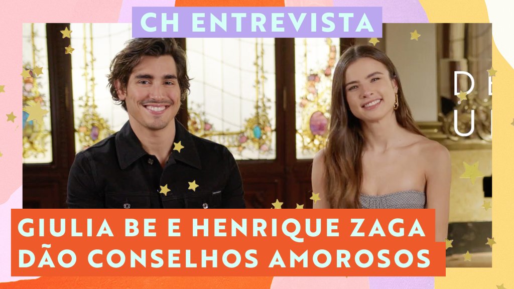 Henrique e Giulia sorrindo em entrevista à CAPRICHO; na parte superior central é possível ler CH ENTREVISTA em verde dentro de um bloco retangular com fundo lilás; na parte inferior esquerda é possível ler o título GIULIA BE E HENRIQUE ZAGA DÃO CONSELHOS AMOROSOS em verde dentro de um bloco retangular com fundo vermelho; a margem é uma textura nas cores rosa, vermelho, amarelo e branco; estrelas amarelas decoram a imagem