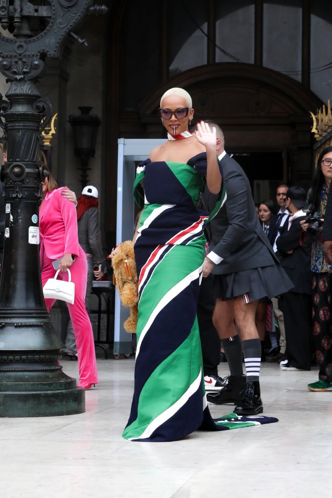 look-azul-e-verde-doja-cat-semana-de-moda-de-paris Doja Cat na Semana de Moda de Paris usando um look verde e azul