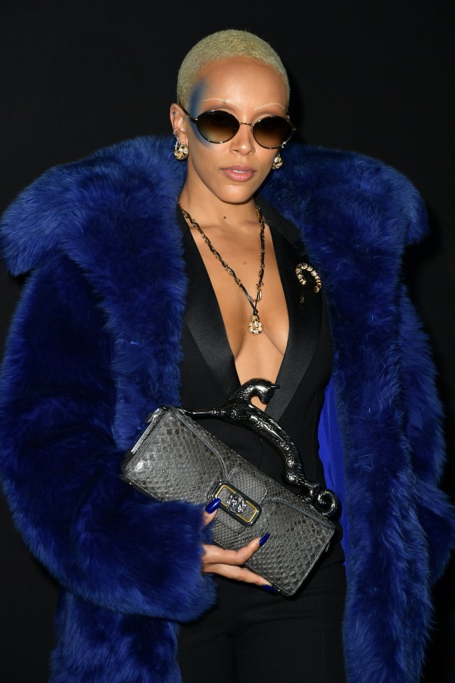 visual-esfumado-azul-doja-cat-semana-de-moda-de-paris Foto da Doja Cat na Semana de Moda de Paris com uma maquiagem com azul esfumado no canto do rosto. Ela não olha para a câmera e não sorri.
