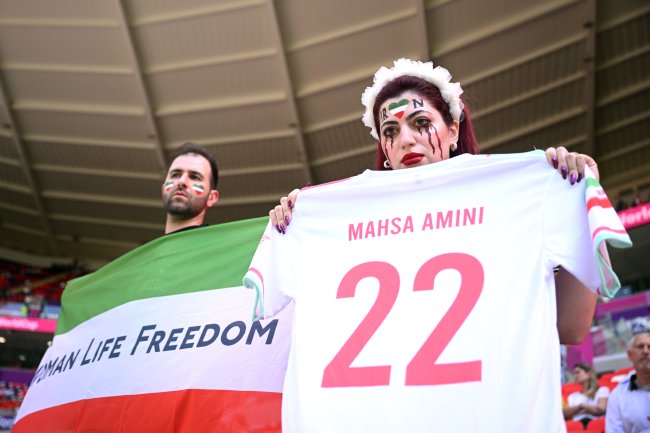 Iranianos protestos em estádio contra a morte de Mahsa Amini e em prol da liberdade das mulheres; eles foram enquadrados pela polícia na sequência