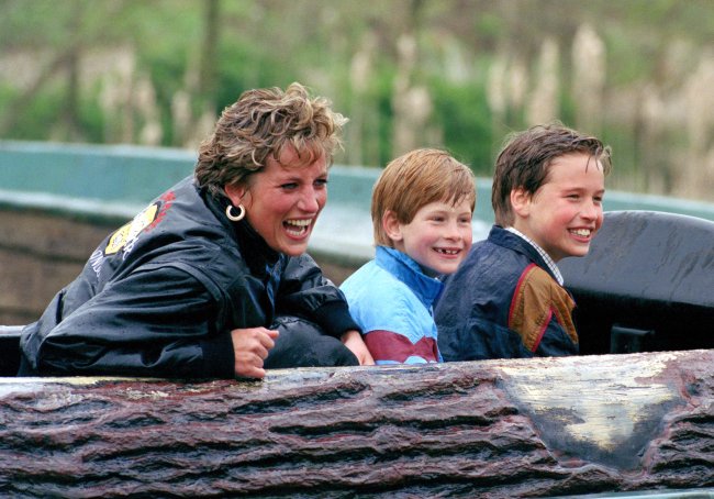 provas de que Diana era muito moderna e evoluída pra monarquia britânica Princesa Diana se divertindo com Harry e William na Disney