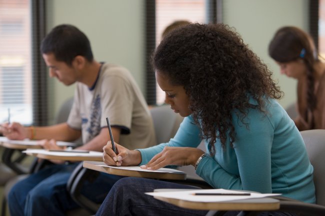 Alunos fazem prova em sala de aula