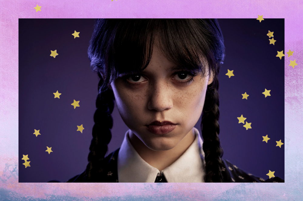 Foto da Jenna Ortega como Wandinha Addams em montagem com fundo degradê lilás e azul e estrelinhas douradas