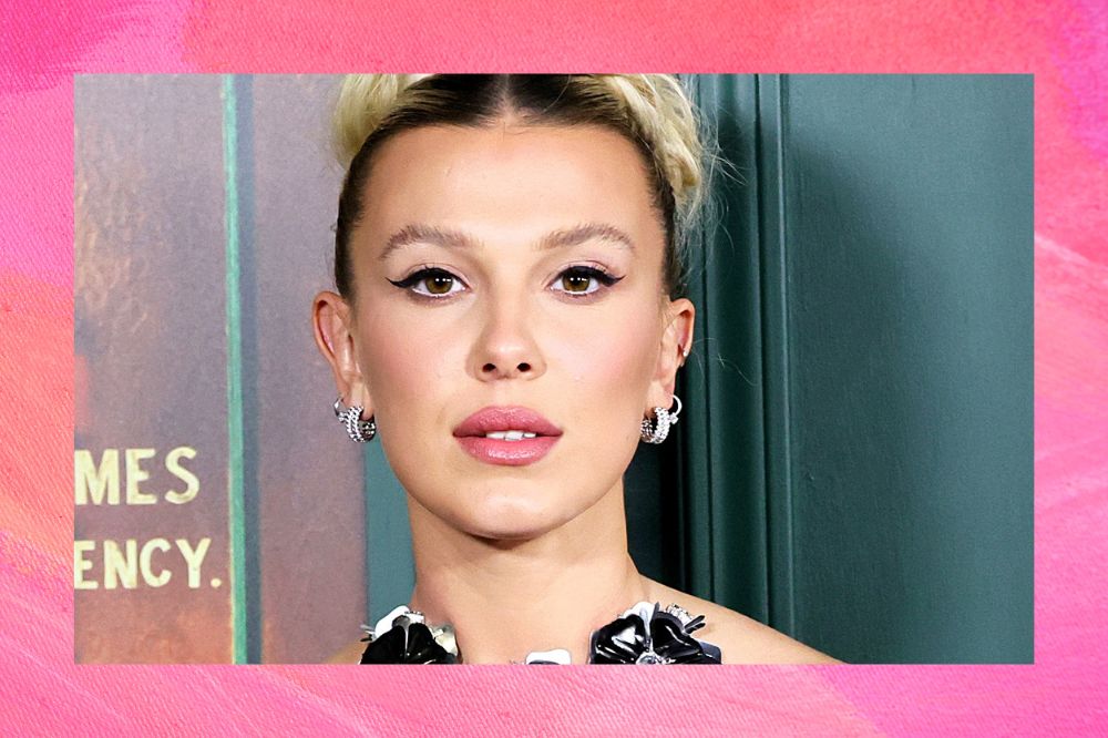 Millie Bobby Brown posando para foto com cabelo preso e brincos