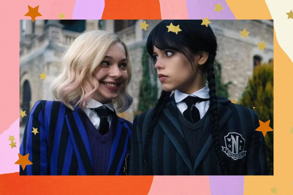 Personagens Wandinha e Enid se olhando em frame da série Wandinha da Netflix