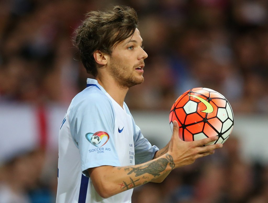 Louis Tomlinson em jogo de futebol beneficente em 2016