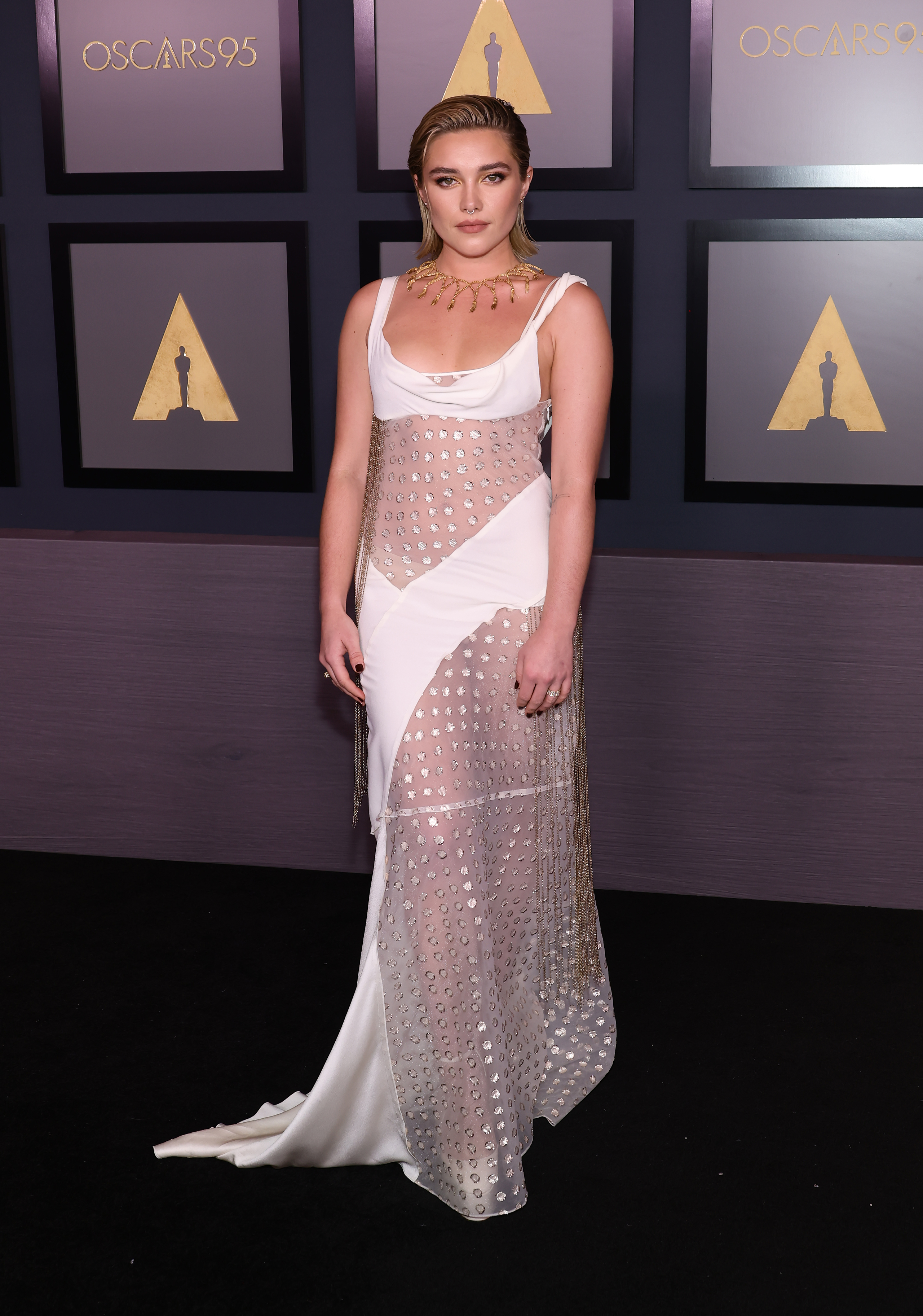 Academy Of Motion Picture Arts And Sciences 13th Governors Awards Florence Pugh no Governors Awards em novembro de 2022 usando vestido branco com transparência