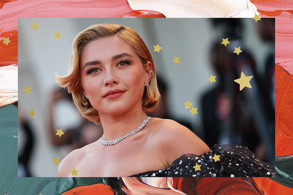 Florence Pugh na première de "Não Se Preocupe, Querida" no Festival Internacional de Cinema de Veneza. Montagem tem fundo vermelho e verde e estrelinhas douradas