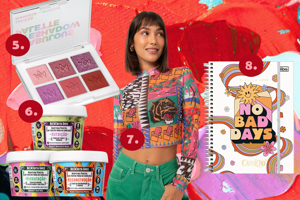 Montagem em fundo vermelho, rosa e lilás com quatro sugestões de presentes para dar no amigo secreto de Natal: paleta de sombras, blusa estampada de tule, kit com três produtos de cabelo e planner 2023