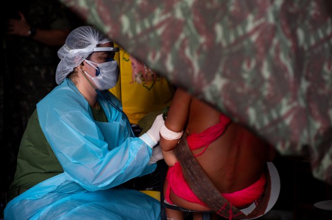 Entenda os pontos-chave da crise humanitária que afeta o povo Yanomami Povo Yanomami recebe visita de médicos do SUS durante a pandemia de Covid-19