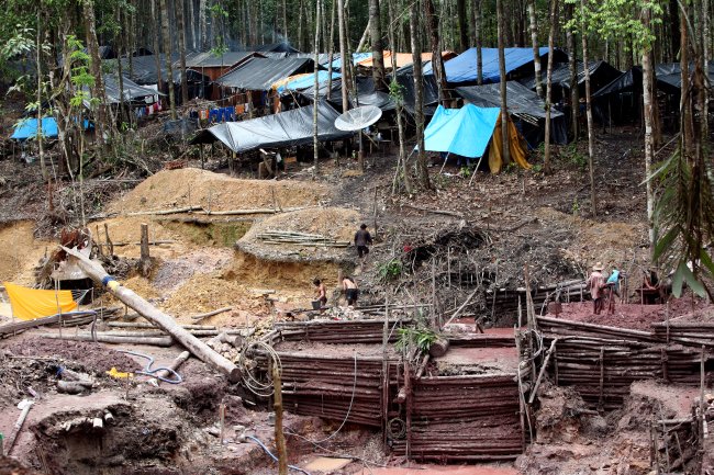 Entenda os pontos-chave da crise humanitária que afeta o povo Yanomami Mina improvisada no centro da Amazônia, em 2007