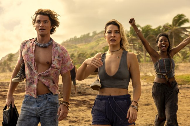 OUTERBANKS_301_Unit_01031RC3 Chase Stokes como John B, Madelyn Cline como Sarah Cameron e Carlacia Grant como Cleo em Outer Banks; John B e Sarah olham para frente com expressões preocupadas e confusas enquanto Cleo grita com os braços levantados