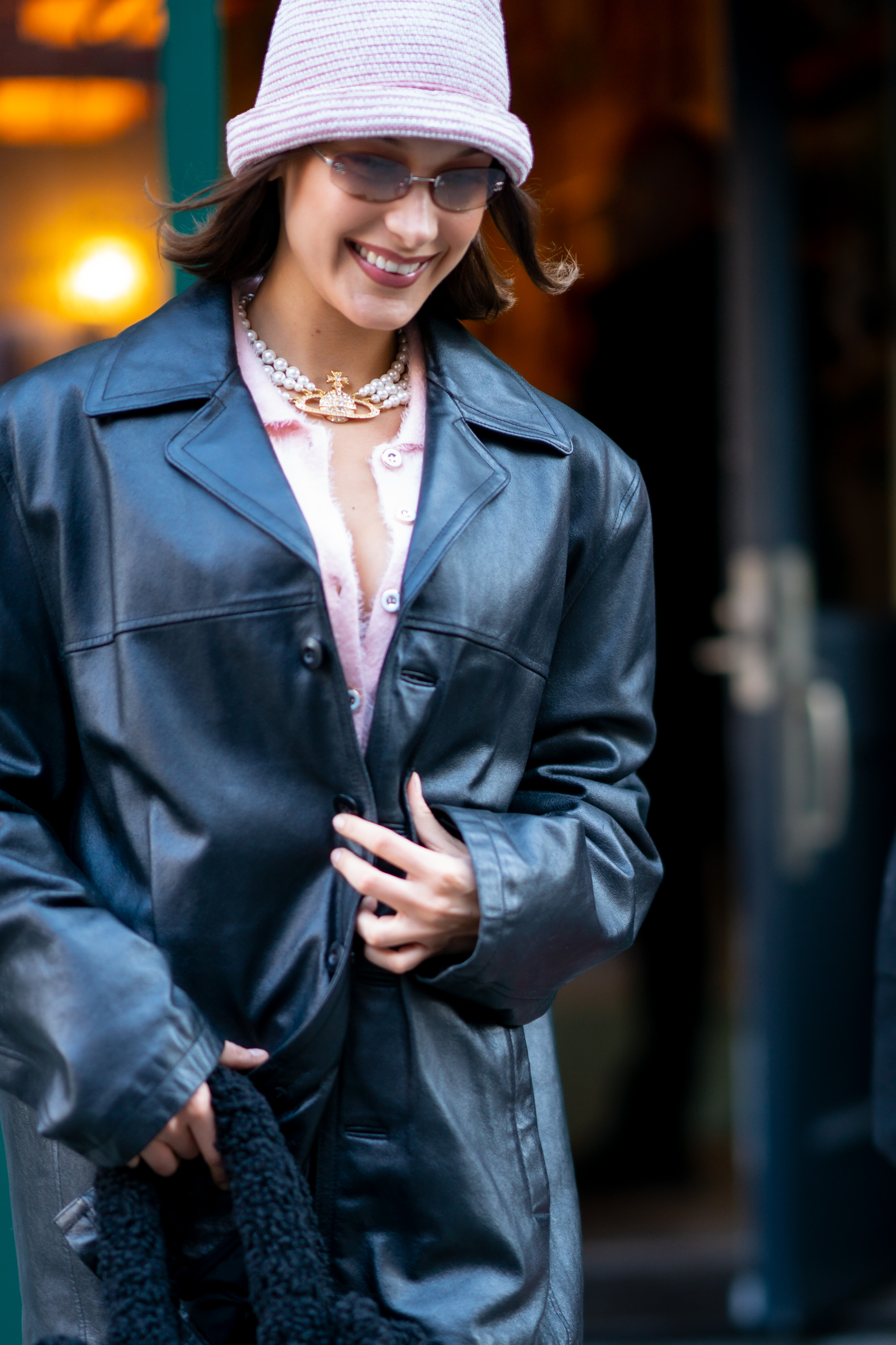 Celebrity Sightings In New York City – February 14, 2020 Bella Hadid usando colar de pérolas da Vivienne Westwood
