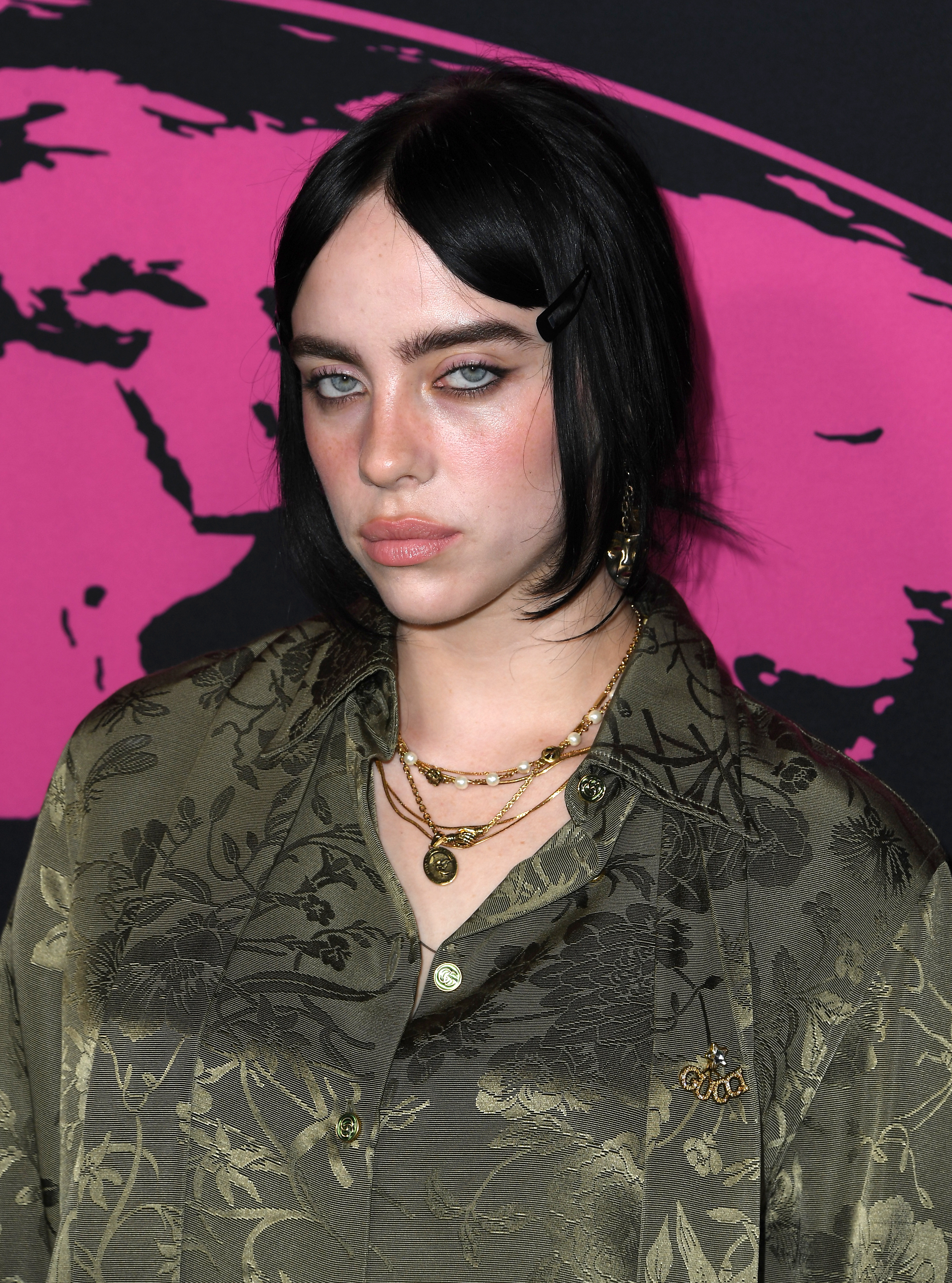 Billie Eilish no Environmental Media Association Awards Gala em 2022 com expressão facial séria