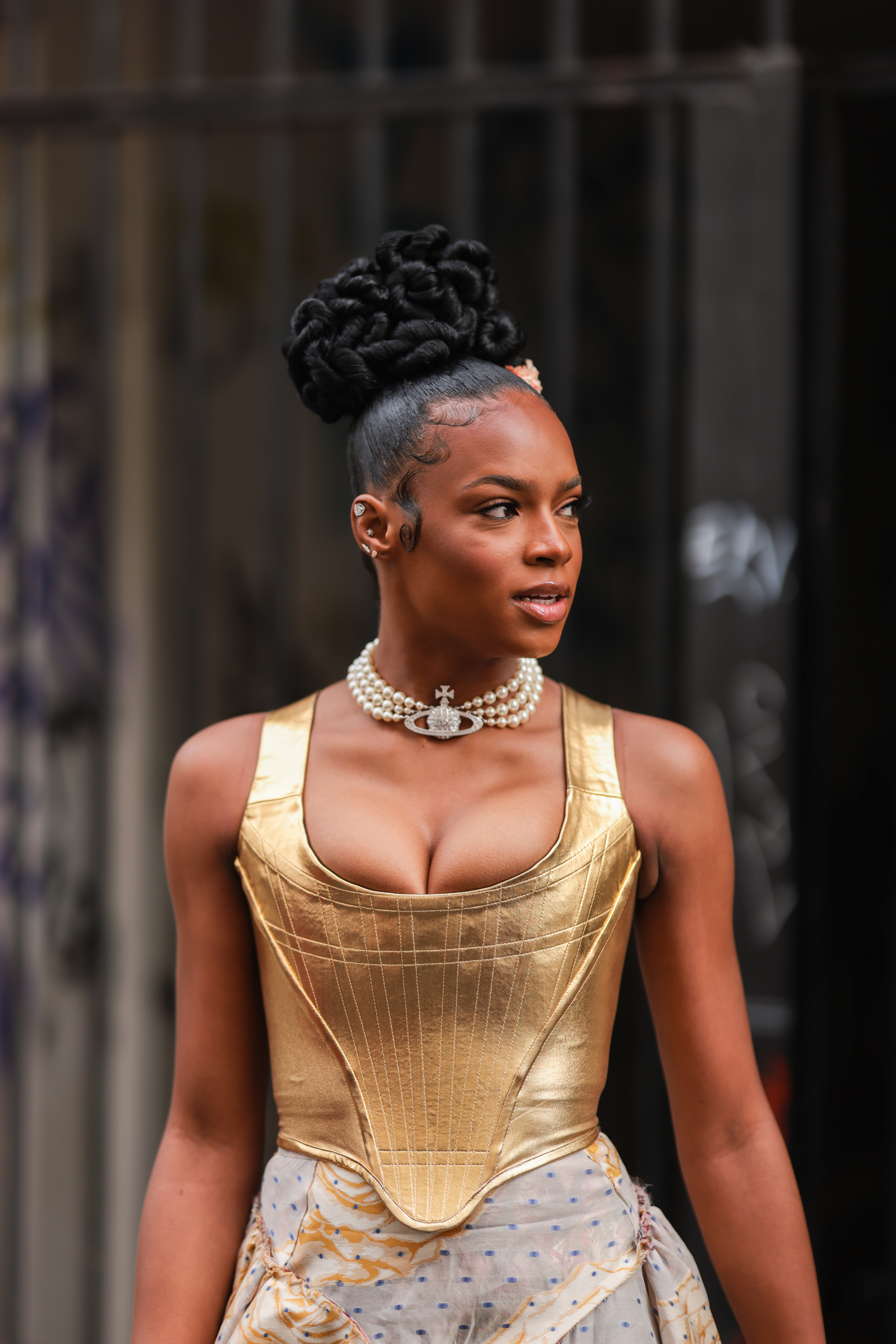 Street Style : Day Six – Paris Fashion Week – Womenswear Spring Summer 2022 Didi Stone usando corset dourado e colar de pérolas Vivienne Westwood
