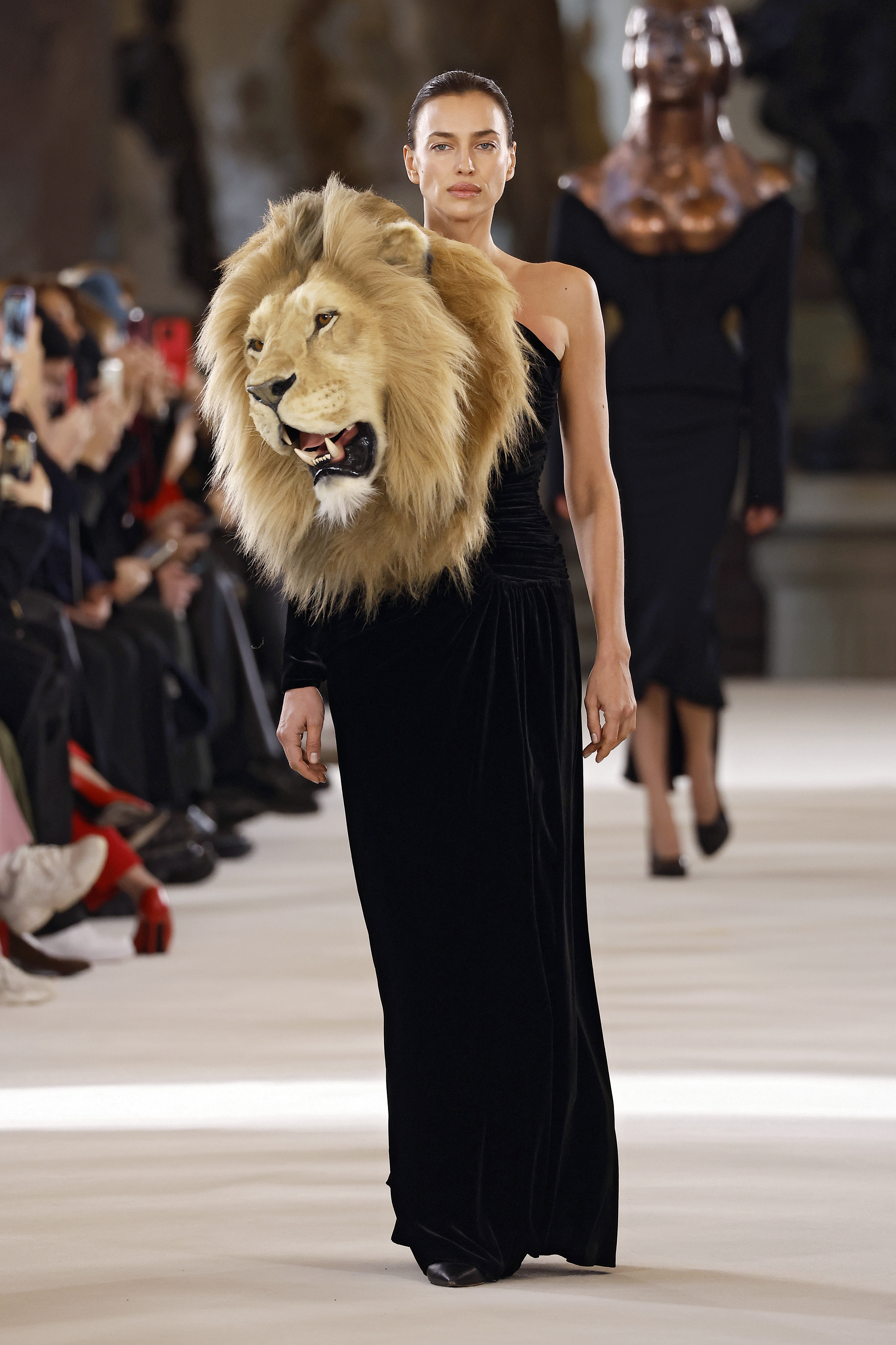 Schiaparelli : Runway – Paris Fashion Week – Haute Couture Spring Summer 2023 Modelo Irina Shayk desfilando para a Schiaparelli na semana de alta-costura 2023 em Paris com vestido longo preto que possui cabeça de leão