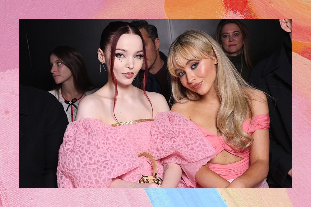 Dove Cameron e Sabrina Carpenter no desfile de primavera-verão da Giambattista Valli na semana de moda de alta-costura em Paris