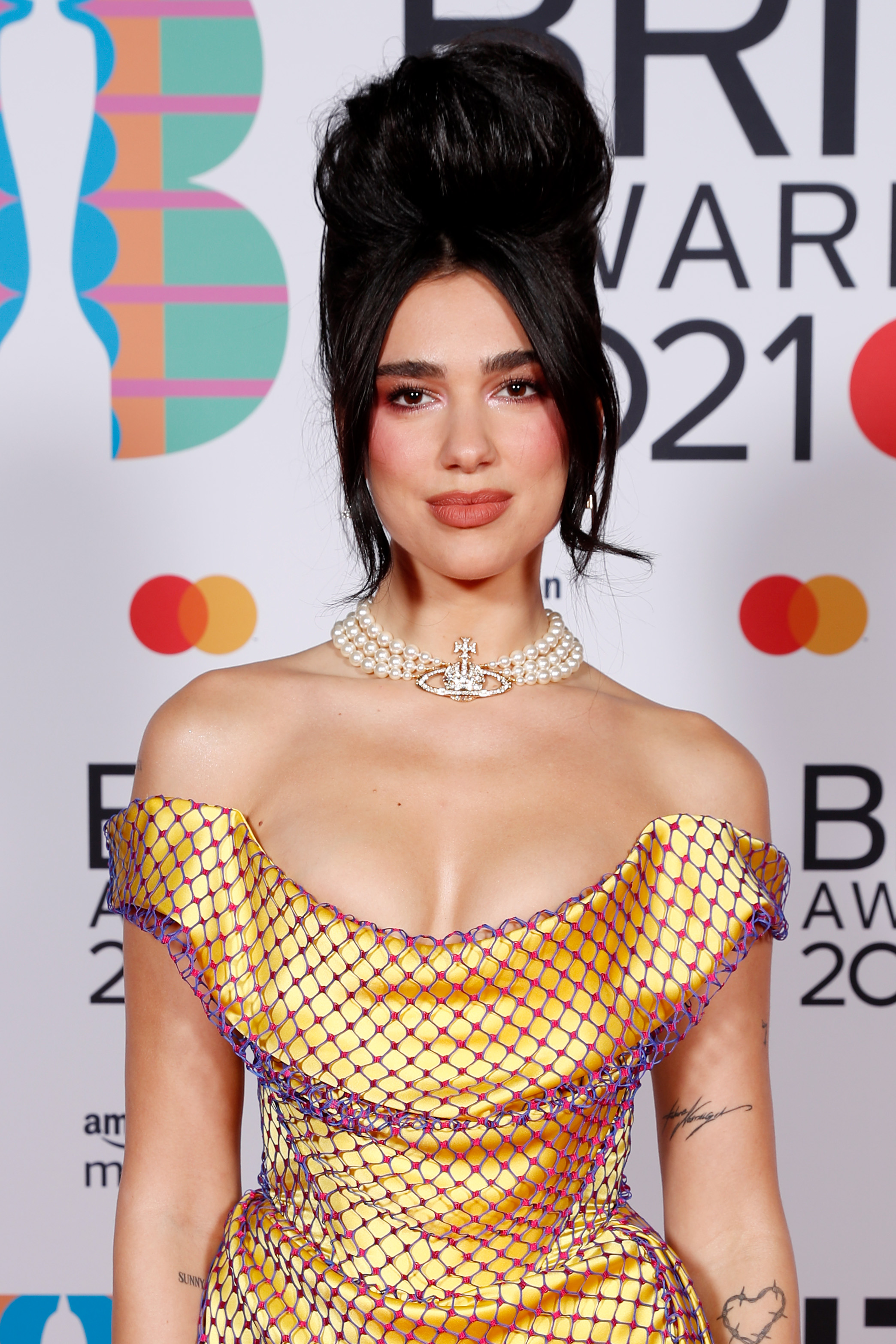 The BRIT Awards 2021 – Media Room Dua Lipa usando colar de pérolas Vivienne Westwood no BRIT Awards 2021